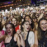 La foule s'était massée au pied de la Grande scène pour suivre le concert de la tête d'affiche de cette édition 2023.